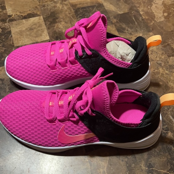 Nike Shoes - ❤️‍🔥❤️‍🔥Host Pick❤️‍🔥❤️‍🔥Nike Air Max Bella TR 2 Size 7.5 Brand New🥰🥰